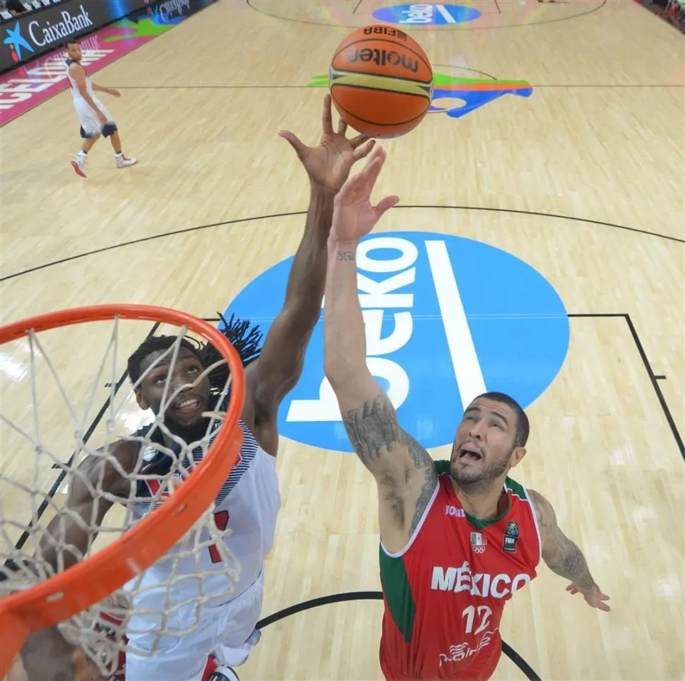 AL REBOTE. Kenneth Faried, de Estados Unidos, y Hernández, de los mexicanos. 