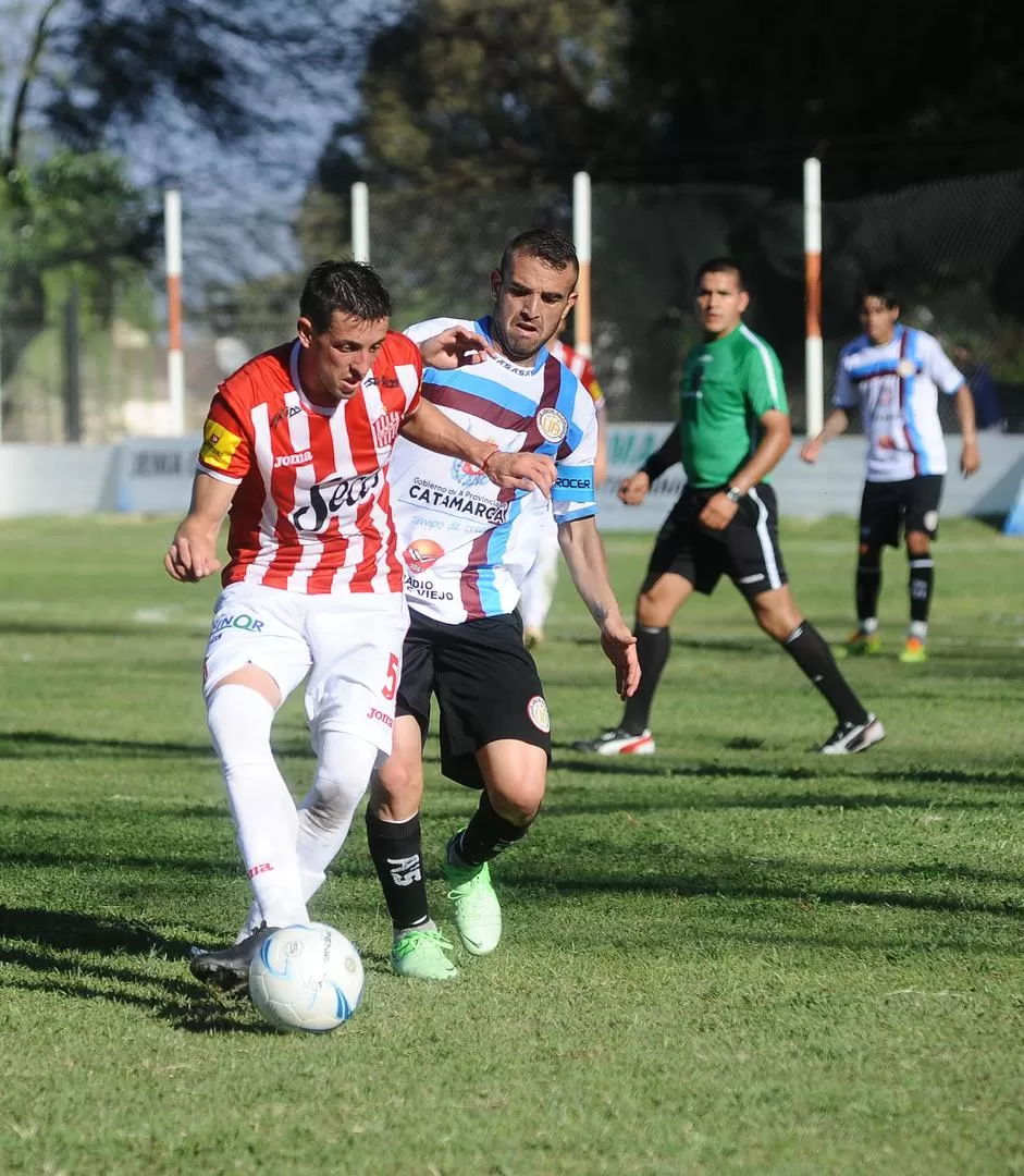 MURIÓ EN EL INTENTO. Bossio cumplió en el medio pero jamás pudo conectarse con los jugadores de ataque del “santo”. 