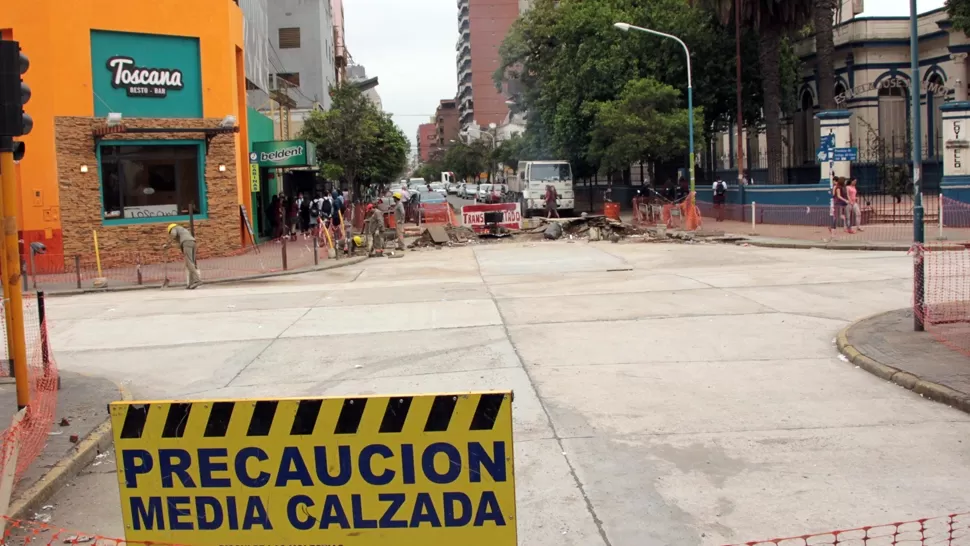 UNA, SÍ; OTRA, NO. El sector norte de Virgen de la Merced continuará cortado al tránsito vehicular. PRENSA MUNICIPALIDAD