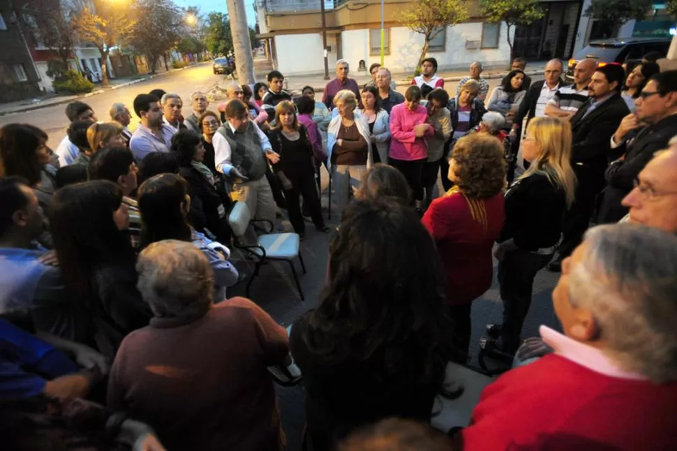 REUNIÓN. Los vecinos se reunieron el viernes a las 19 en Moreno y Bolívar. la gaceta / foto de  Diego Aráoz 