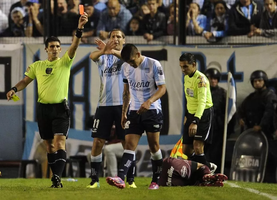 AFUERA. El árbitro Merlos le muestra la roja a Centurión, avivando el fuego de la exasperación racinguista contra su labor. TÉLAM