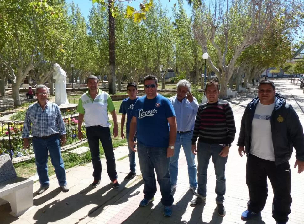 EL PECHO A LA VEDA. Reina, el vicepresidente Luis Diarte y Galina (centro) viajaron a suelo catamarqueño para seguir a San Martín y observar el partido, pese a la prohibición para los hinchas visitantes. 