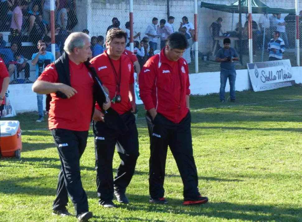 CABIZBAJO. Al DT Bernasconi lo golpeó la derrota y se fue sin dar declaraciones. 