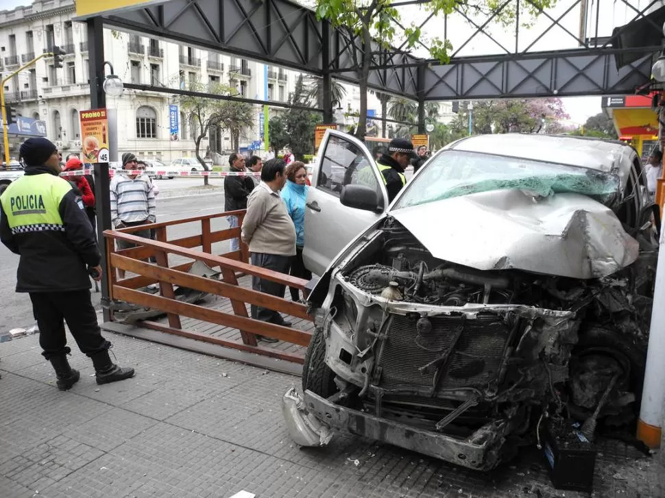 FRENTE AL BAR. La camioneta dio contra la pared de un quiosco y siguió apoyado contra la pared, hasta terminar en la puerta de un local gastronómico. LA GACETA / FOTO DE Inés Quinteros Orio