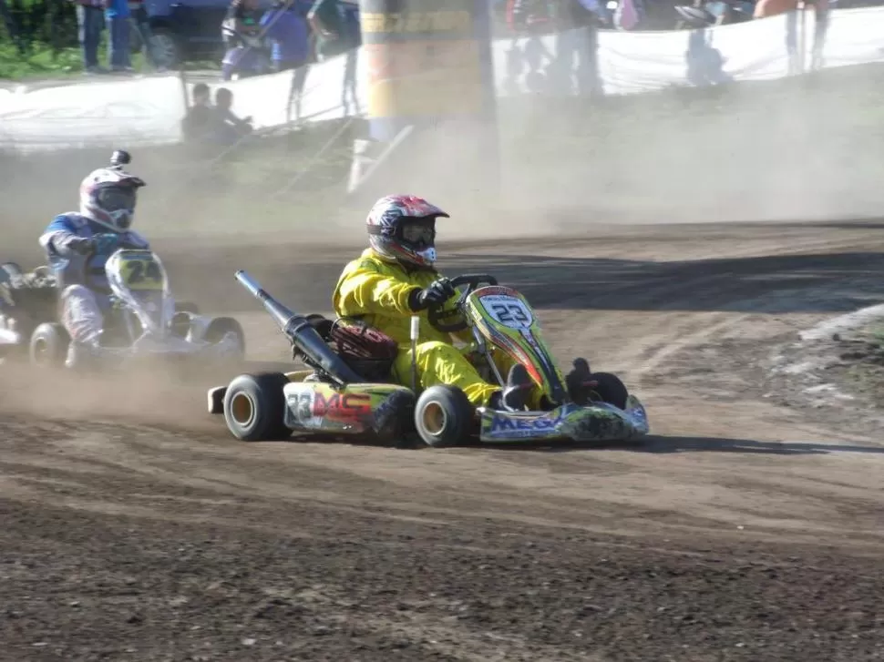 INTENSO MANO A MANO. Francisco Rodríguez y Ernesto Lord no se dieron treguas en la final a 12 vueltas en la 200cc A. 
