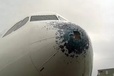 El granizo dañó un avión que atravesó la tormenta de Buenos Aires