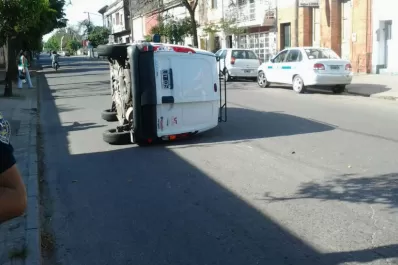 Tres senegaleses volcaron con su camioneta en Marco Avellaneda y San Juan
