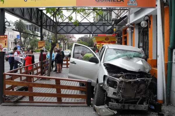 Difunden el video de la camioneta que arrolló a un canillita y se estrelló contra un quiosco