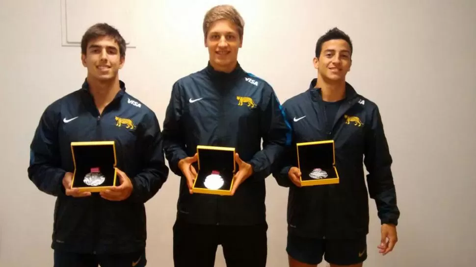 A LA VITRINA. Los Pumitas José Barros Sosa, Domingo Miotti (ambos de Lawn Tennis) e Isaac Sprenger (Huirapuca) muestran con orgullo el fruto de su esfuerzo. 