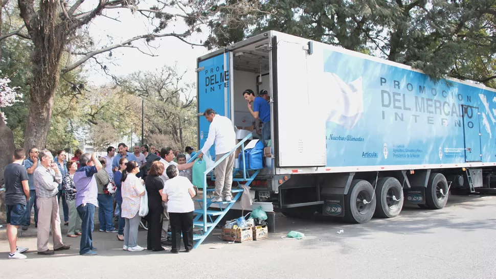 PRECIOS CONVENIENTES. El camión de Pescados para todos estará en la provincia hasta el miércoles de la semana próxima. PRENSA MUNICIPALIDAD SAN MIGUEL TUCUMÁN