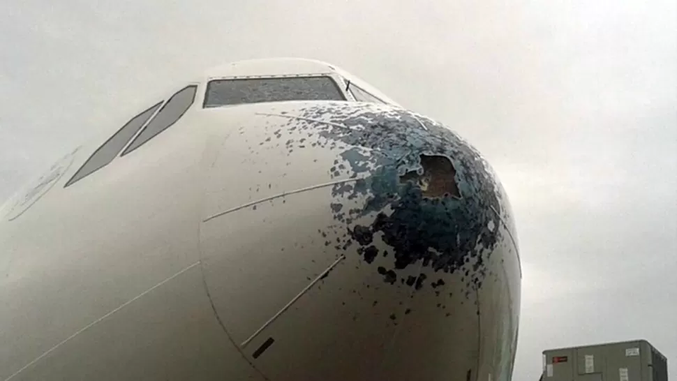 TENSIÓN EN EL AIRE. El avión, que debía regresar esta noche a Madrid, será reemplazado por otro. FOTO TOMADA DE TWITTER.COM/RICARDOCIRIELLI