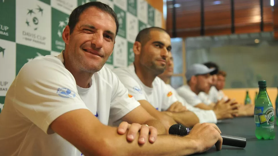 UN ARGENTINO EN ISRAEL. Mis familiares en Buenos Aires desean que yo gane el dobles, pero que Argentina se lleve la serie, reveló Erlich, de 37 años, nacido en la Ciudad de Buenos Aires e hijo de padres israelíes, en un rincón de la improvisada sala de prensa que ofreció el Sunrise Tennis Club. TELAM