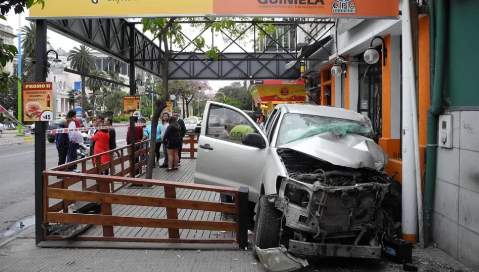 FRENTE AL BAR. La camioneta dio contra la pared de un quiosco y siguió apoyado contra la pared, hasta terminar en la puerta de un local gastronómico. LA GACETA / FOTO DE Inés Quinteros Orio	