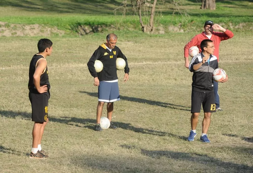 SESIÓN. Décima charló con los jugadores y luego dirigió la práctica de ayer. 