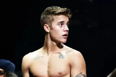 Justin Bieber quedó casi desnudo en un escenario