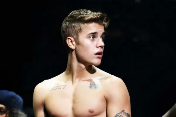 Justin Bieber quedó casi desnudo en un escenario