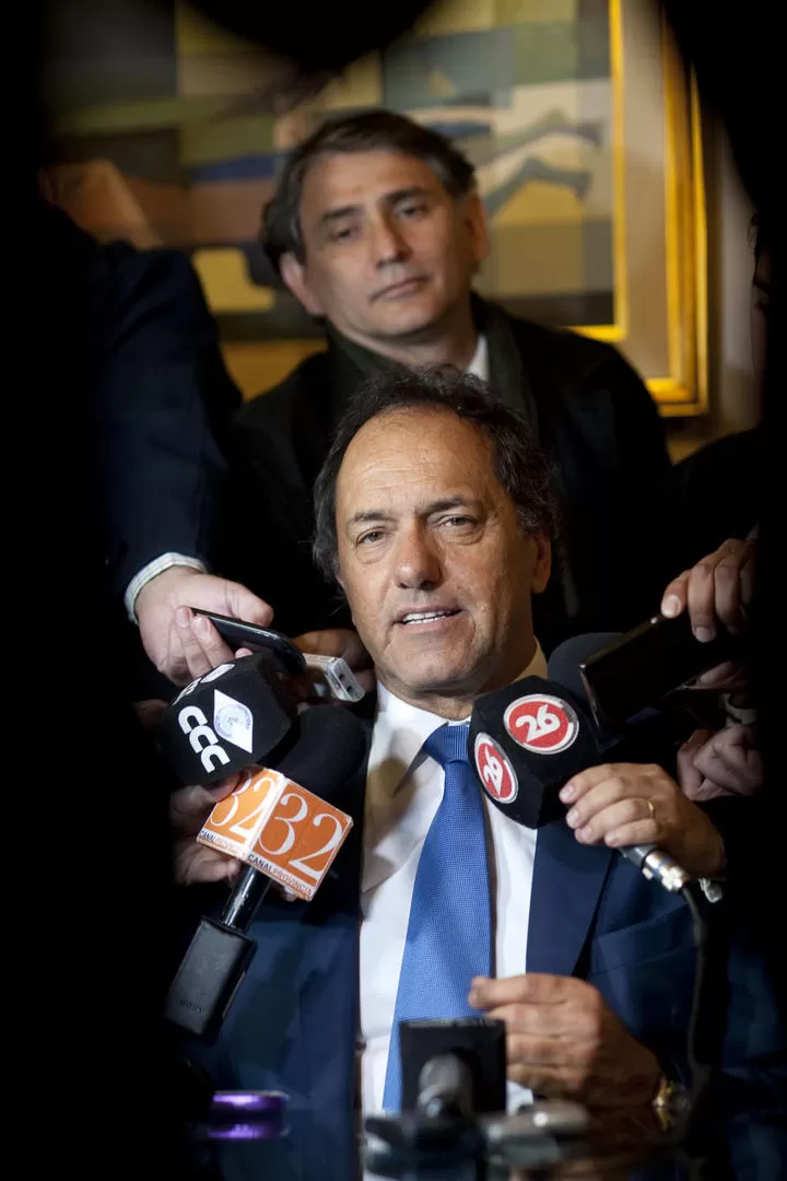 INDEFINICIÓN. Scioli se autoproclamó candidato, pero no dijo si seguirá siendo kirchneristas o independiente. LA GACETA / FOTO DE Diego AráOZ (ARCHIVO)