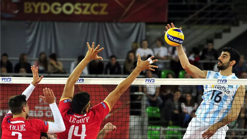 NO ALCANZO. Ramos intenta quebrar el bloqueo francés, uno de los fuertes del equipo europeo. FOTO TOMADA DE POLAND2014.FIVB.ORG