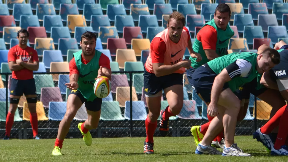 REPARTE. El medio scrum Martín Landajo maneja la pelota durante la sesión de entrenamiento del seleccionado argentino. FOTO TOMADA DE FLICKR.COM/PRENSAUAR