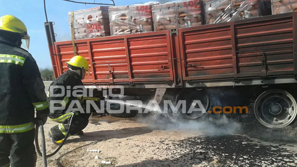 SIN CAUCHO. El fuego consumió los neumáticos del camión. FOTO TOMADA DE DIARIOPANORAMA.COM