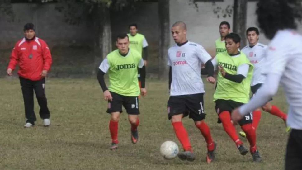 QUIERE APORTAR LO SUYO. Silva, que lleva la pelota, quiere reaparecer para dar una mano en el equipo.