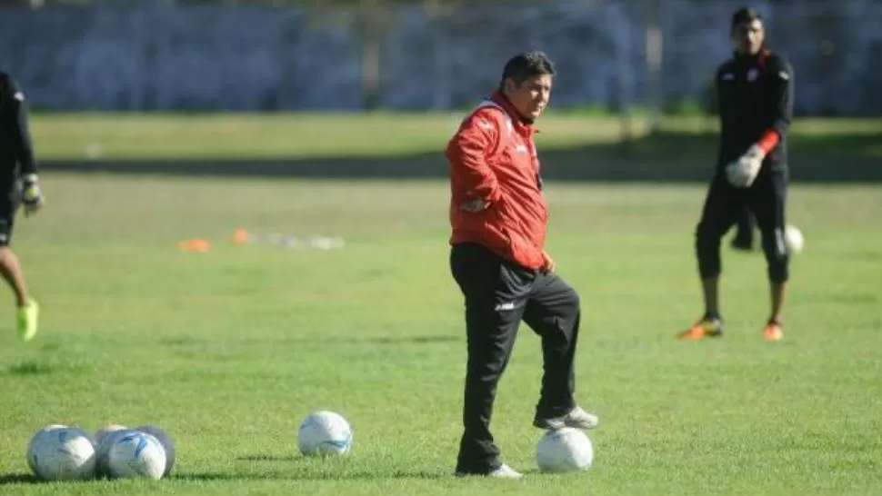 PIENSA TRANQUILO. Bernasconi analiza el equipo del domingo, sin dar pistas