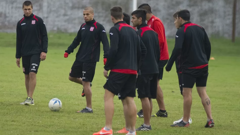 ANSIOSO. Silva se desespera por aparecer en el equipo y debutar en el torneo para aportar su juego a un “santo” necesitado. la gaceta / foto de jorge olmos sgrosso