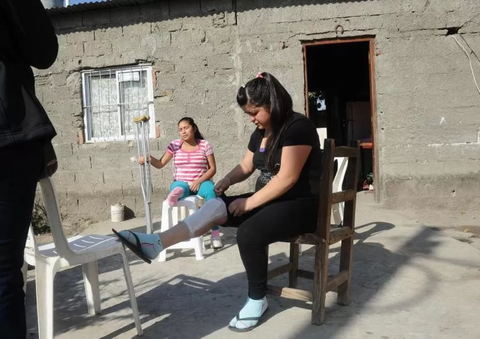 ACCIDENTADAS. Angela y Magalí muestran las heridas tras el choque. 