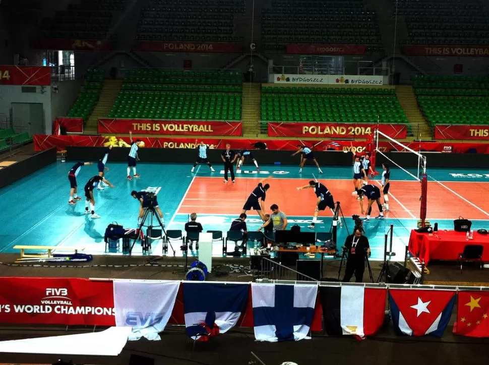 CAMBIO DE ESCENARIO. Argentina entrenando en el estadio Luczniczka Hall. Antes jugó en el Hala Stulecia de Wroclaw. 