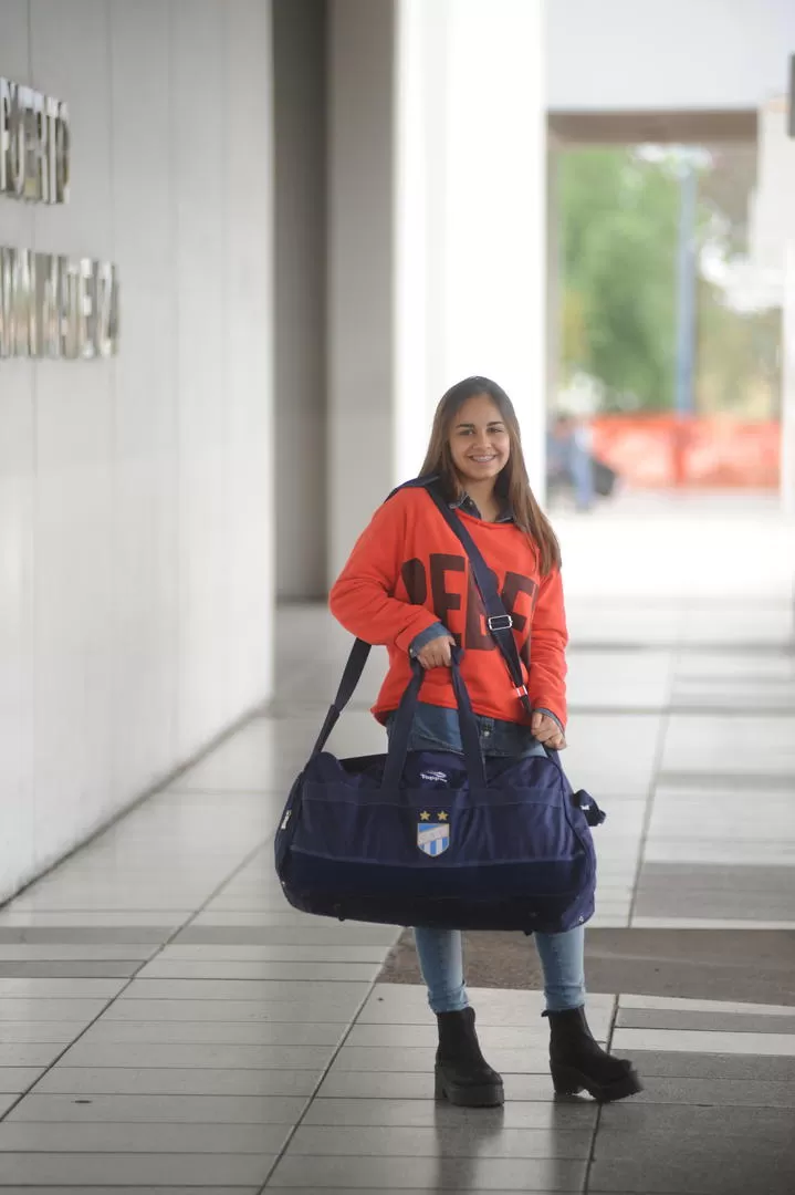 LA PRIMERA AFORTUNADA. La adolescente Bárbara Artero viajó acompañada por su padre por ser menor de edad. 