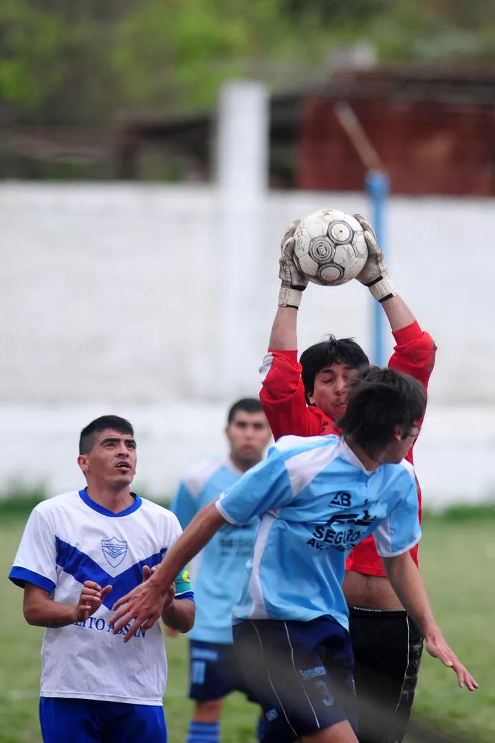 ¡MÍA!. Vera, arquero de Juventud, toma la pelota antes que el rival de 20 de Junio. 