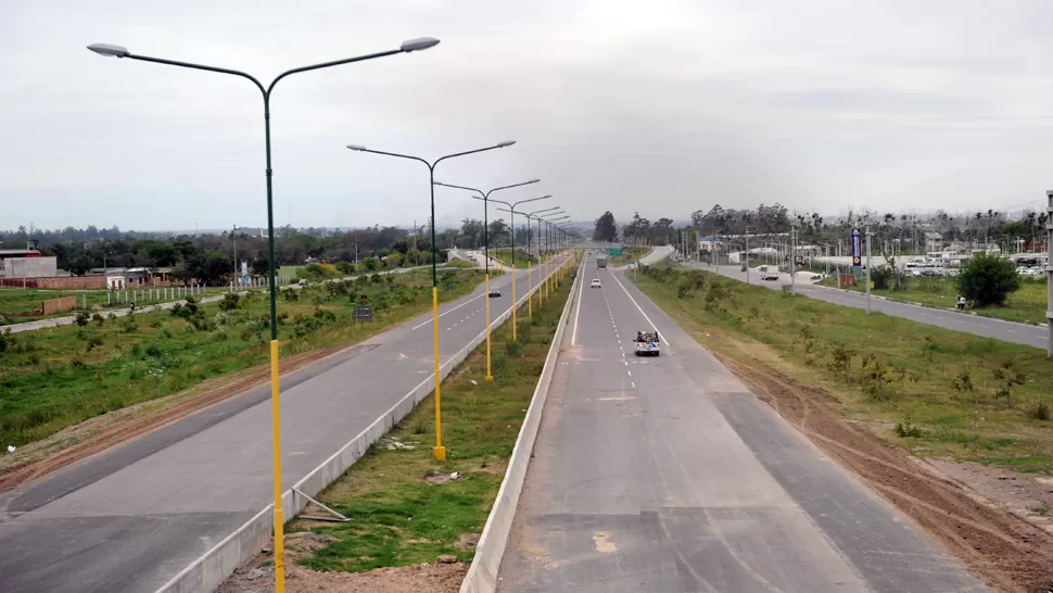 COMODIDAD. La nueva autopista tiene dos carriles en cada mano; un puente vehicular a mitad de trayecto permite retornar y tomar las colectoras. LA GACETA / FOTO DE FRANCO VERA