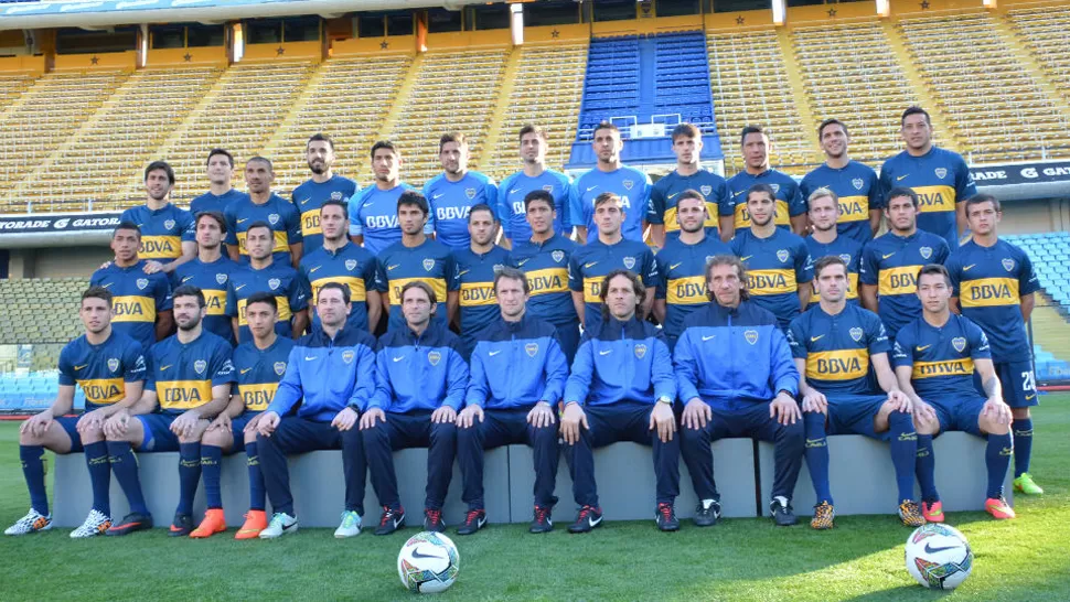 AL MEDIO. El nuevo entrenador, acompañado por su cuerpo técnico, posó junto al plantel Xeneize. FOTO TOMADA DE CANCHALLENA.COM