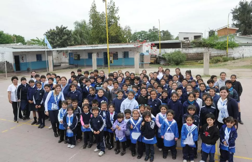 SE HACE DURO.  Maestros y alumnos se proponen mantener la sonrisa a pesar de que en lo que va del mes ya les entraron a robar tres veces.  la gaceta / fotos de héctor peralta 