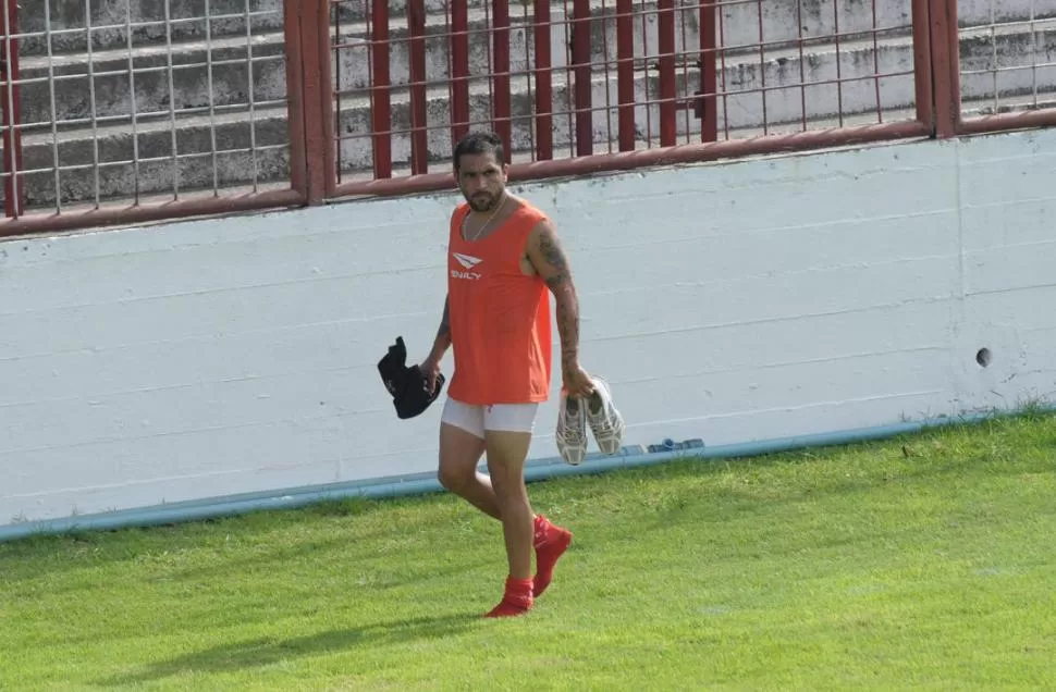 EN EL CENTRO DE LA POLÉMICA. La hinchada pretende hacerle un homenaje a Gustavo Ibáñez, que se fue del club cuando llegó la actual comisión directiva. 