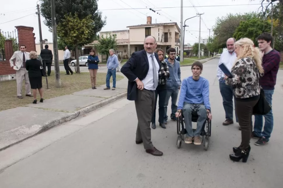 FRENTE A LA CASA DE CAMISAY. Caride cayó en el mismo lugar donde ayer detuvo su silla de ruedas. la gaceta / foto de inés quinteros orio