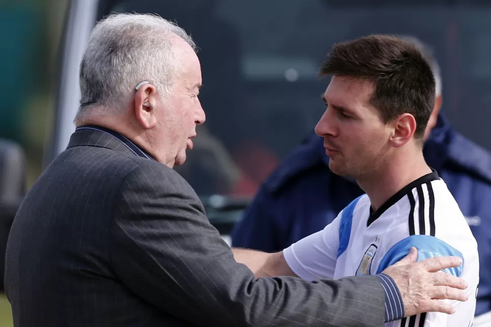 INTIMOS. Grondona trataba a Messi como a un nieto. Lío sintió la pérdida de Don Julio. AP