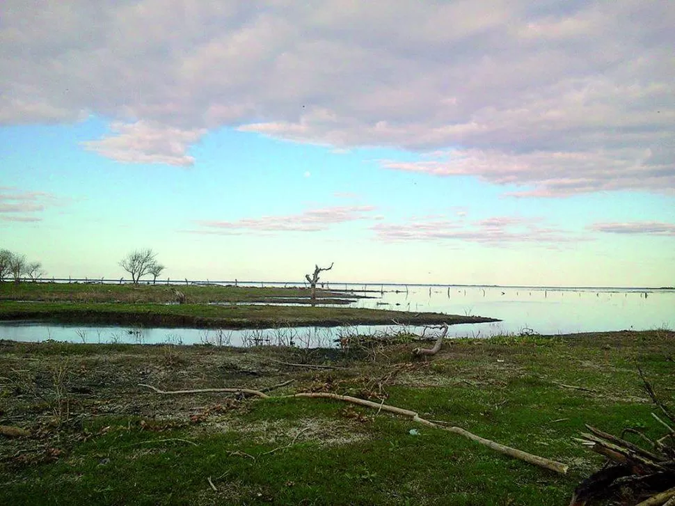 EL LUGAR DEL CONCURSO. La Bahía, que está bañada por las aguas del Frontal, espera a las familias de los pescadores. 