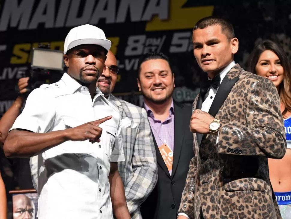 LO NOQUEÓ CON EL ATUENDO. Con un saco de leopardo, Maidana le ganó a Mayweather Jr. en el combate de la moda.  