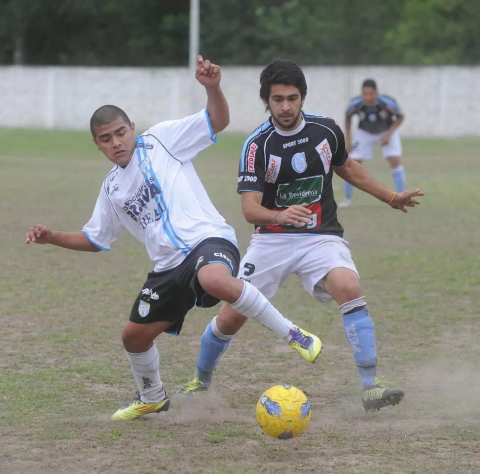 EQUILIBRIO. Bustos, de Atlético Tucumán, intenta dejar en el camino a José María Ruiz, de Atlético Concepción. 