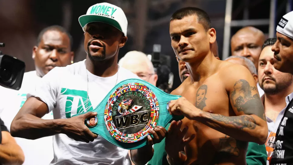 TODO LISTO. El argentino Marcos “El Chino” Maidana y el estadounidense Floyd Mayweather pasaron con éxito esta tarde el pesaje de cara a la pelea que sostendrán mañana en Las Vegas, al registrar en la balanza 66,234 kilos y 66,450 respectivamente. TELAM