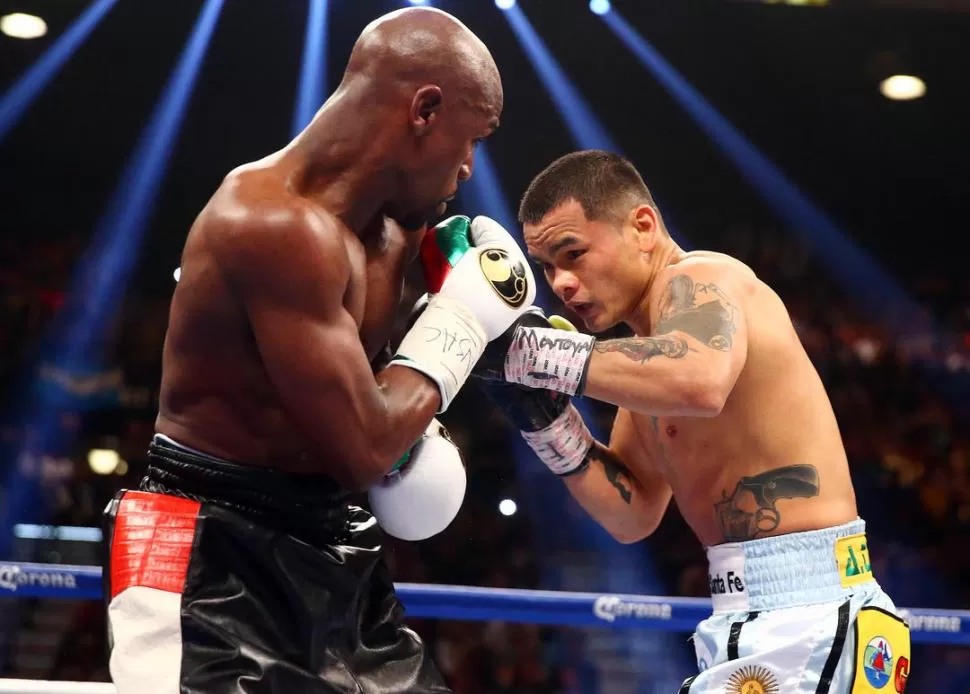 PARA GANAR. Maidana golpea a Mayweather Jr. en la pelea de mayo. La postal deberá repetirse todo lo posible mañana. USA Today Sports