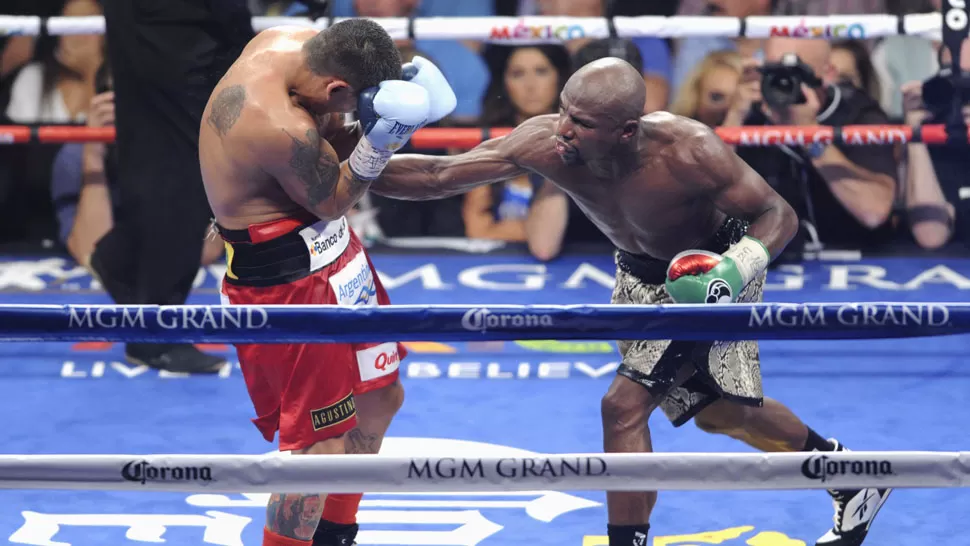 POSTURA. Maidana no aceptó su derrota ante Mayweather. REUTERS