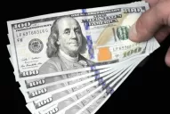 El dólar paralelo baja a $15,05 y el oficial avanza a $8,44