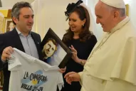 El Cuervo Larroque le regaló al Papa una remera de La Cámpora