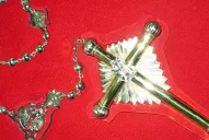 Artesanas de Las Termas crearon el rosario que Cristina le regaló al Papa