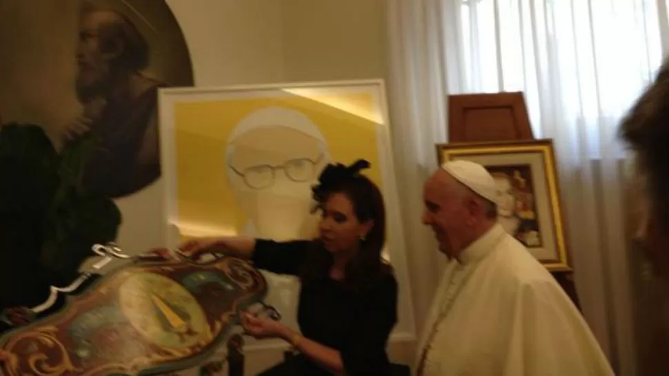 REGALOS. El Papa recibió los obsequios de Cristina. IMAGEN TOMADA DE LA NACION.COM.AR / @BETTAPIQUE