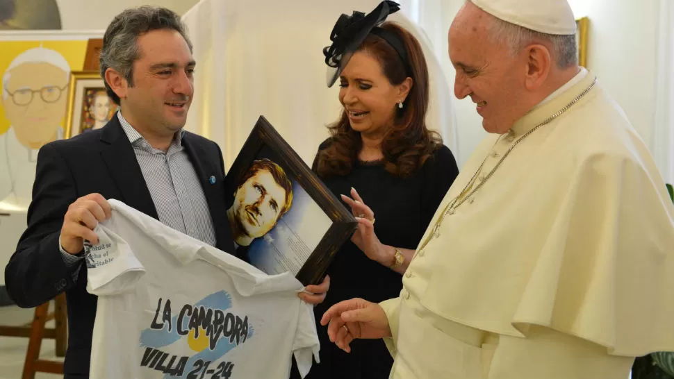 MOMENTO. El regalo de Larroque al Papa. dyn