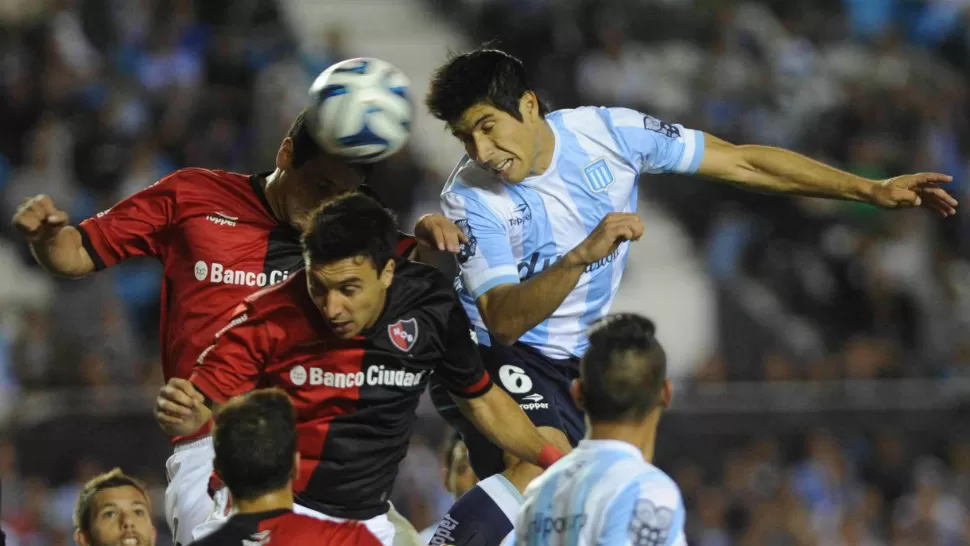 CABEZA A CABEZA Racing y Newell's Old Boys no se sacaron ventaja y empataron 1 a 1 en el encuentro que disputó en Avellaneda, por la octava fecha del campeonato de primera división. TELAM