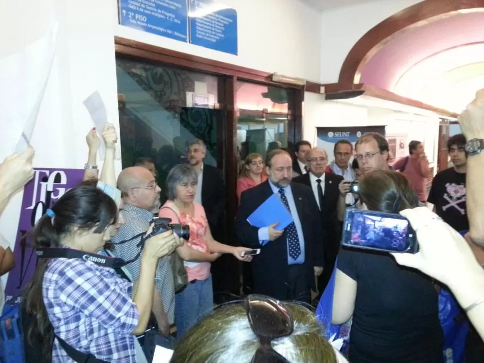 DEBATE PREVIO. Antes de disertar, Maiorana (al centro) mantuvo un breve diálogo con dirigentes y afiliados de Adiunt. LA GACETA / FOTO DE SANTIAGO PEREZ CERIMELE